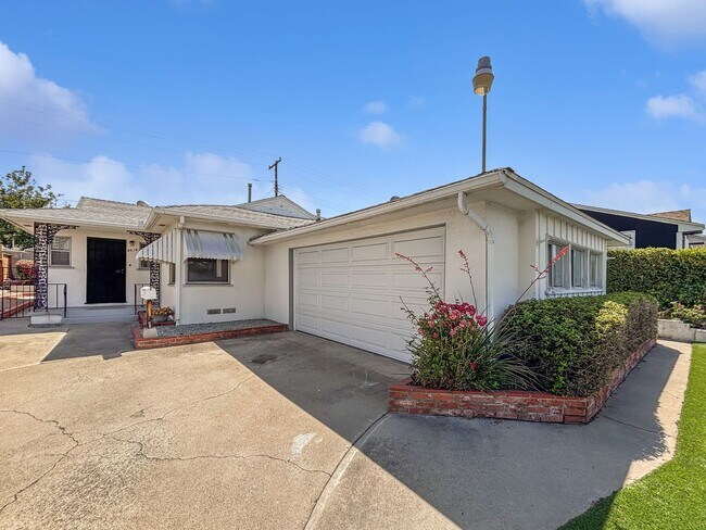 Foto del edificio - Beautifully Upgraded 2B/2BA House W/ 2-Car...