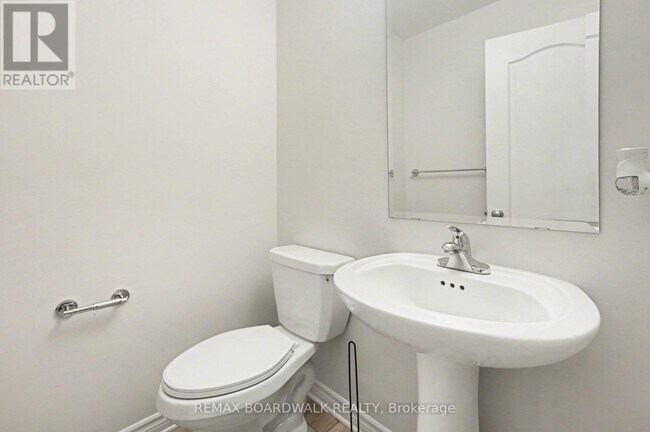 Building Photo - 122 Kestrel St