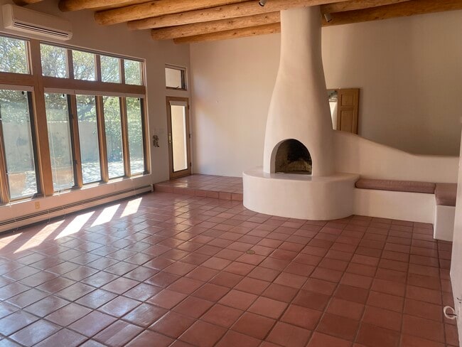 Building Photo - 509 Calle De Valdes
