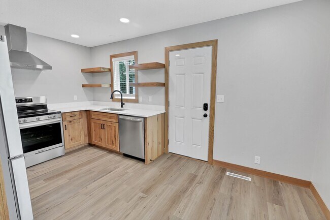 Foto del edificio - 3+ Bedroom Home in Quiet Neighborhood