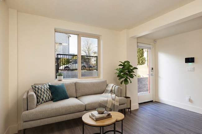 Building Photo - Seattle 3 Bedroom Apartment for Rent | Newly Remodeled Home with In-Unit Washer/Dryer, Private En...
