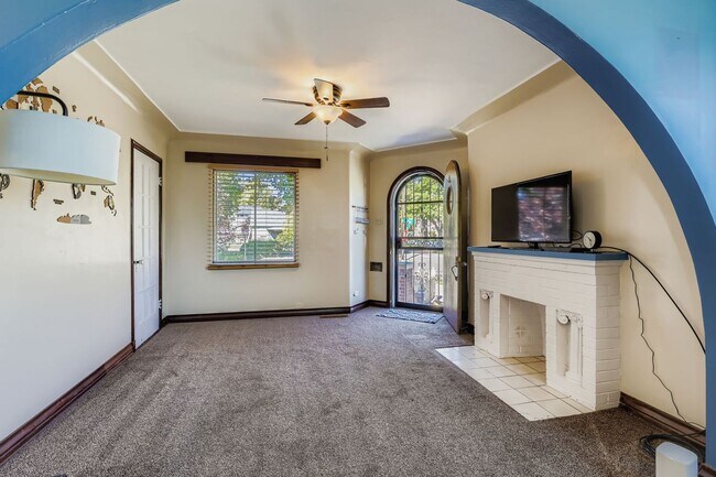 Foto del edificio - LOCATION LOCATION!! Unique Tudor 2-bed 1-bath upstairs unit in beautiful Tudor Duplex- All Utilit...