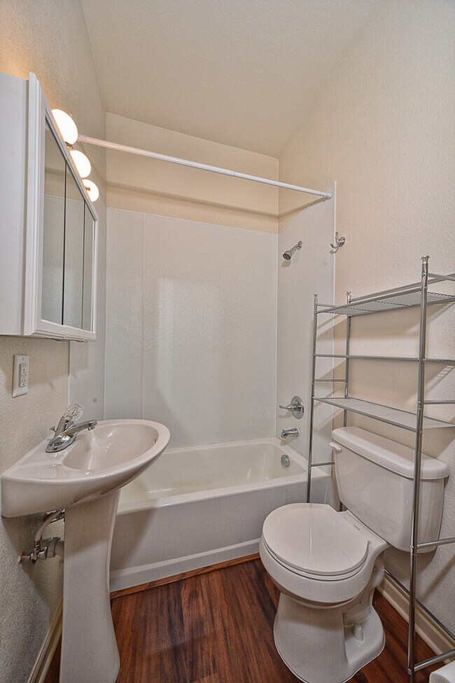 Foto del edificio - Darling remodeled 1 bedroom!!!