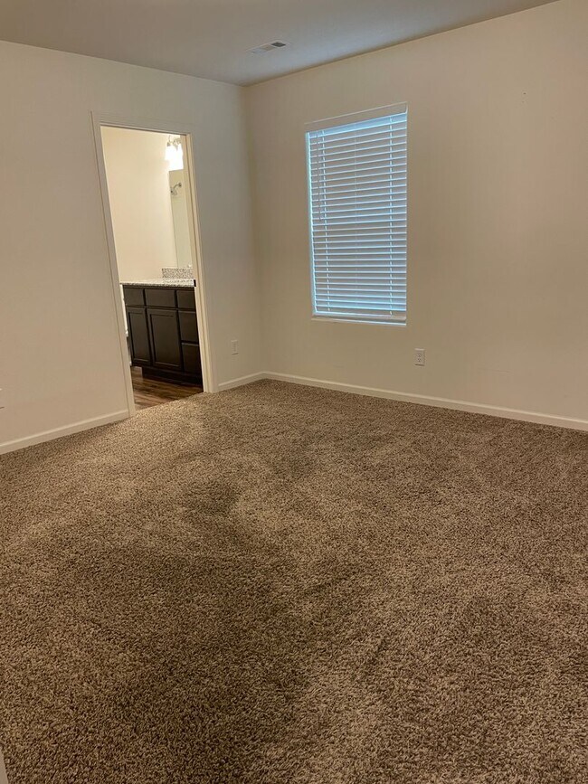 Building Photo - COMING SOON: 3BR/2BA Home in Nice Neighborhood in Webb City, MO.