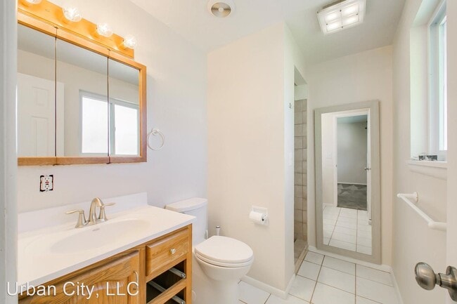 Building Photo - 5 br, 3 bath House - 1360 W Victory Rd