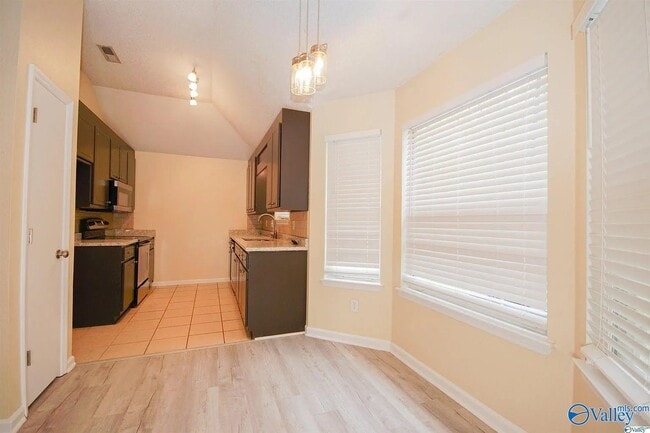 Foto del edificio - 102 Vistawood Ct