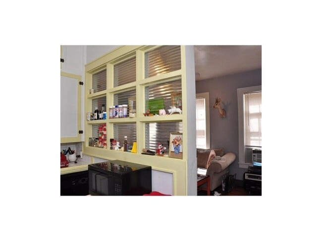 Building Photo - Great Garage Apartment in Hyde Park!