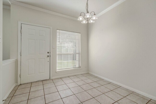 Foto del edificio - SUBLEASE AVAILABLE IMMEDIATELY!  Great 4 Bedroom 4 Bathroom Townhome on the Bus Route