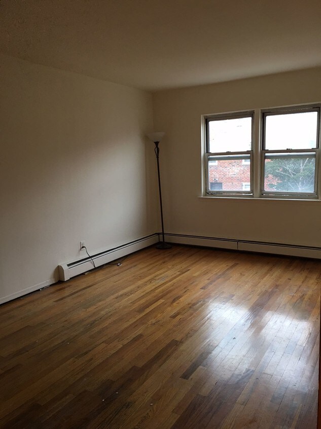 Foto principal - 62-11 Queens Blvd