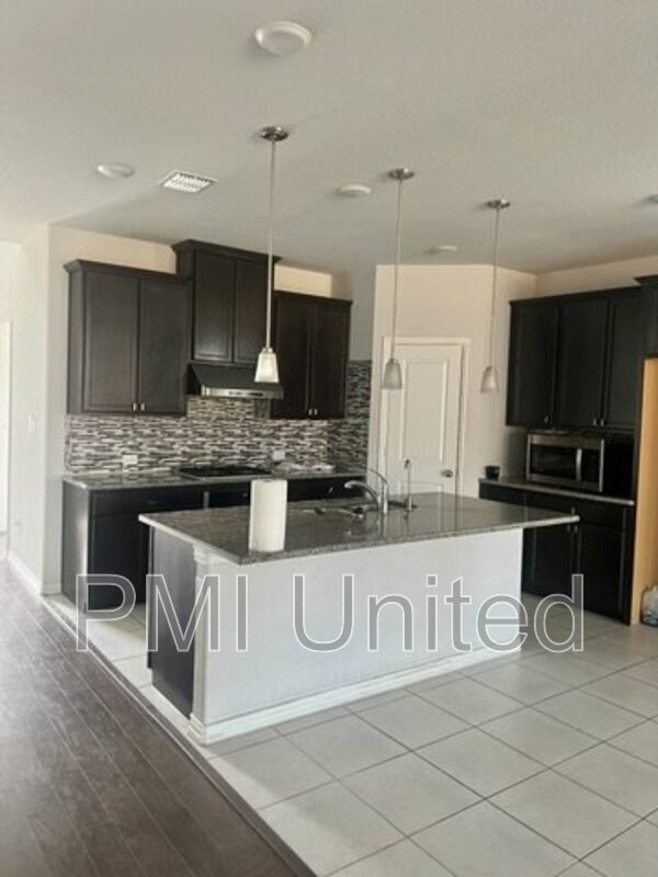 Building Photo - 413 Halwin Dr