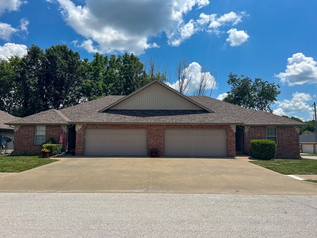 Building Photo - NEW LUXURY DUPLEX in the sought-after Sout...