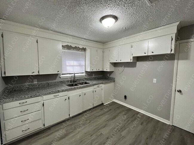 Building Photo - 315 Iris Ave