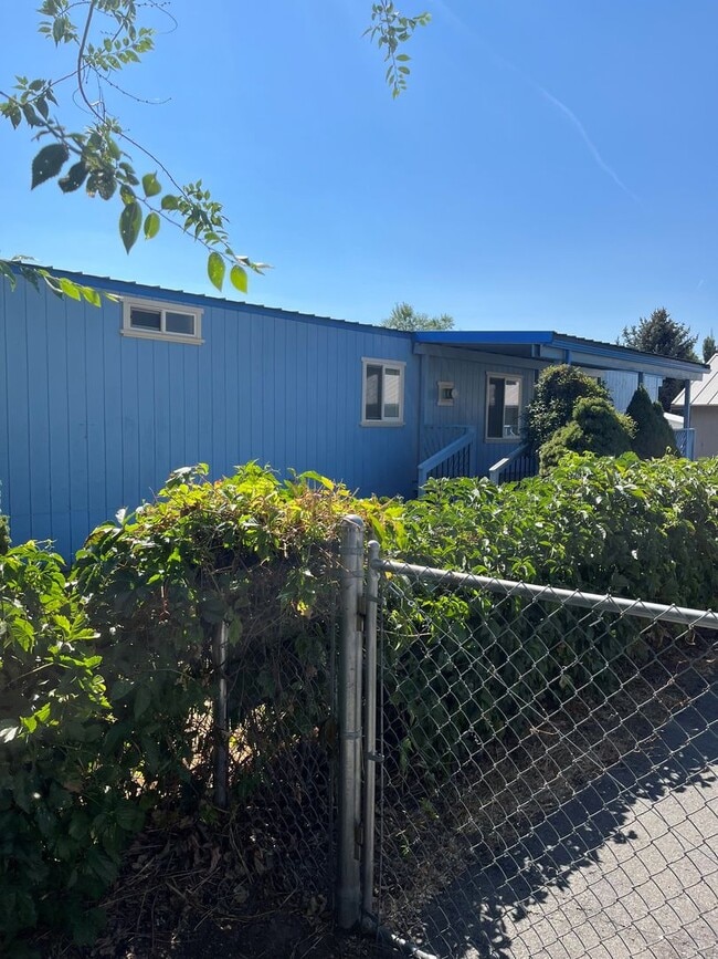 Building Photo - 2 Bedroom 1 bath in Suburbs