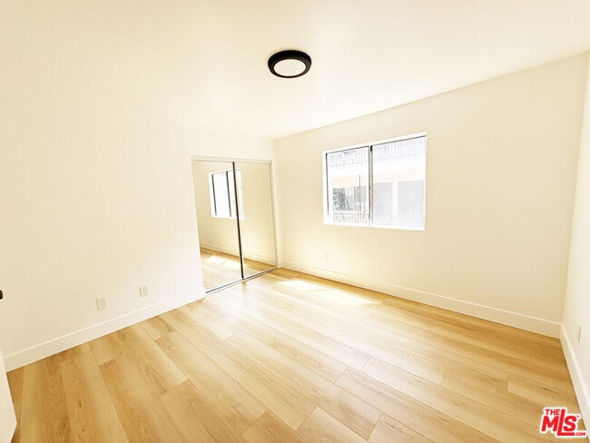 Building Photo - 5440 Carlton Way