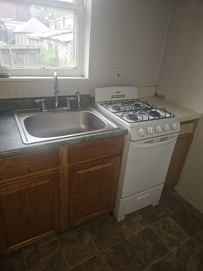 Building Photo - 2 Bedroom House available now in Harrisburg!