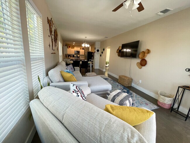 Sala de estar que muestra TV montada en la pared. - 422 S Olive St
