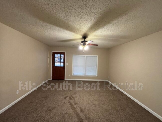 Foto del edificio - 4024 Pine Cone Dr