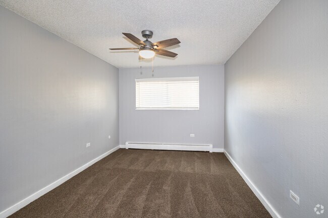 2 habitaciones, 1 baño - 800 pies cuadrados - Dormitorio principal - Sierra Vista - 2023 Specials on our Newly Renovated apartment homes!