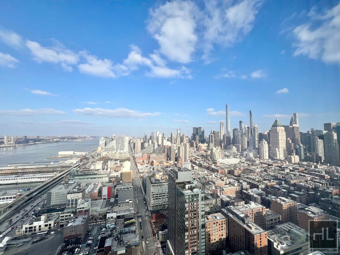 Foto principal - Furnished Luxury 1BR! WD in unit! 54th flo...