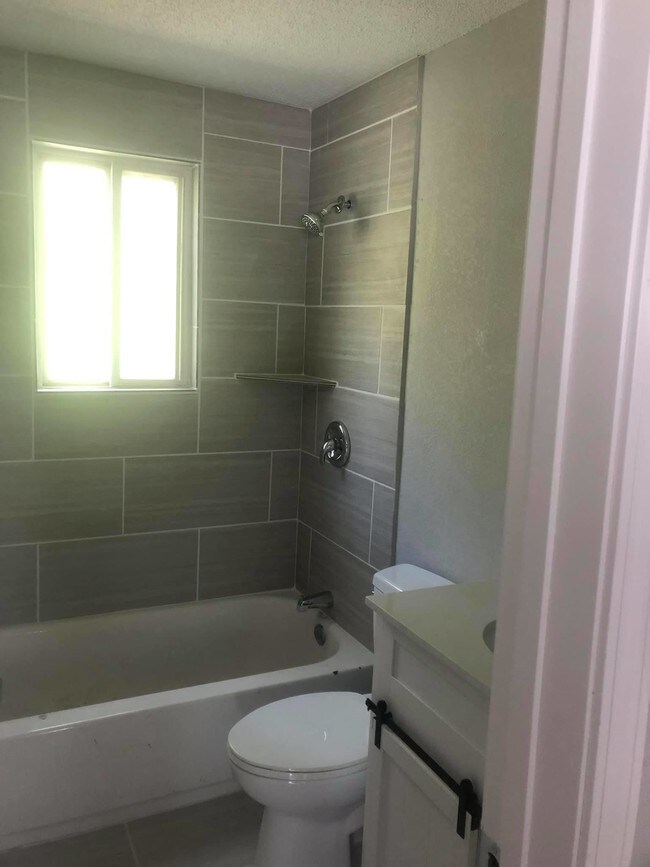 Building Photo - 1433 N 55th Dr