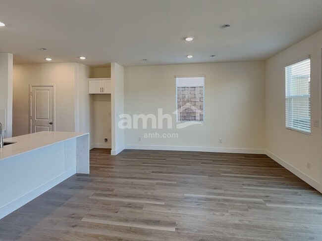 Building Photo - 7794 Hickory King Ave