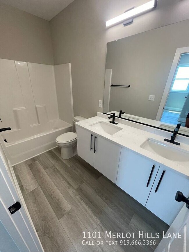 Building Photo - Modern 3 bedroom.