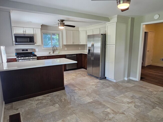 Foto del edificio - Stunning 4 Bed 2 Bath Single Family Rental...