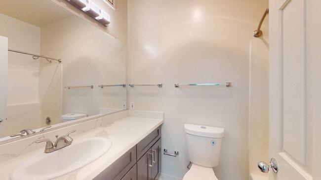 Interior Photo - 2000 Post