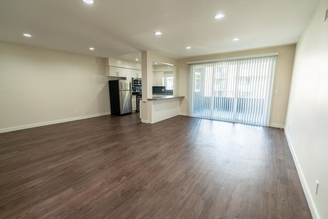 Interior Photo - 616 N Sweetzer Ave