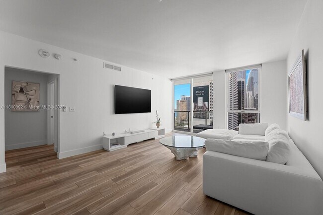 Sala de estar con techos altos - 244 Biscayne Blvd