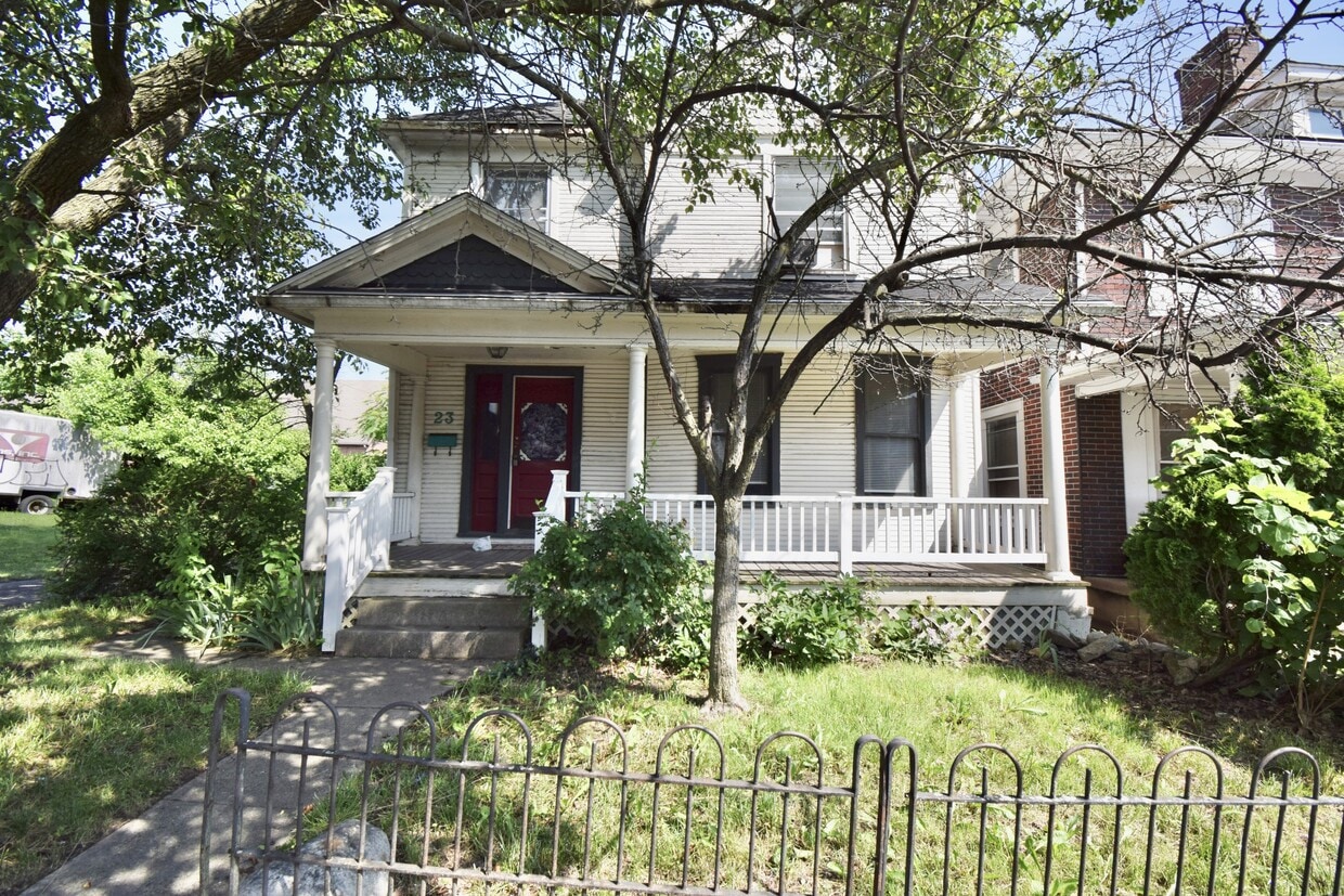 Primary Photo - 23 E Parkwood Dr