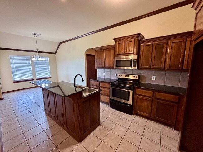 Building Photo - Charming 4 Bed 2 Bath in Yukon