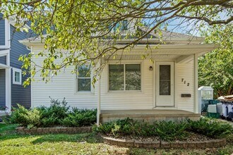 Building Photo - 712 Golf Ave