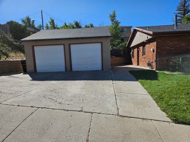 Foto del edificio - Two Bedroom/One Bathroom Home with Garage