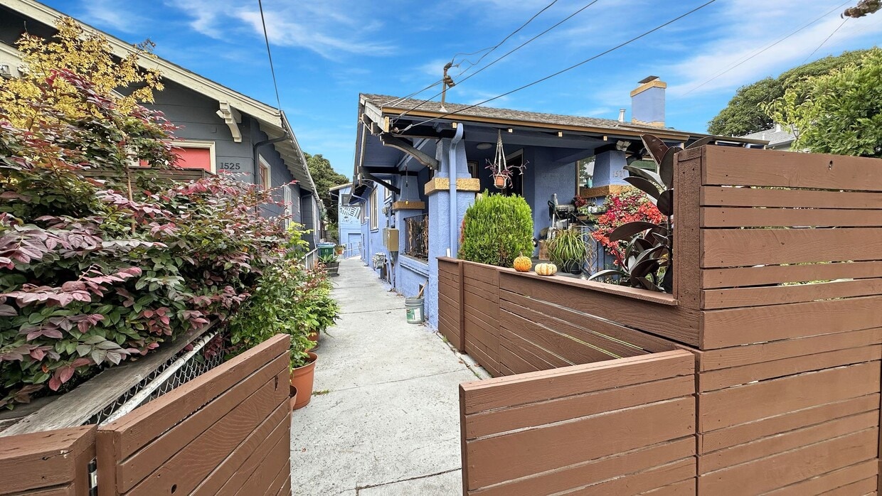Cozy Studio with Fantastic Landscaping in ... - Cozy Studio with Fantastic Landscaping in ...