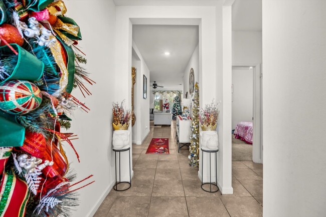 Building Photo - 6545 NW Oaklawn Way