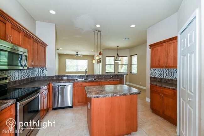 Building Photo - 4 br, 3 bath House - 441 10th Ave NE UNIT