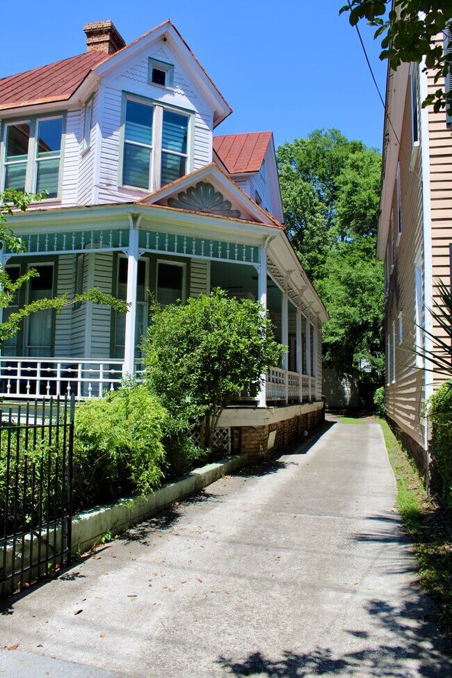 Foto del edificio - 2 bed / 1.5 bath on Rutledge St.