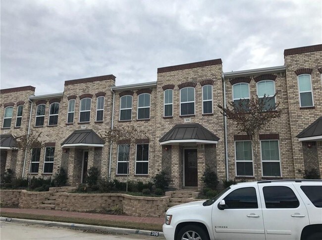 Frente - 306 Lily Ln