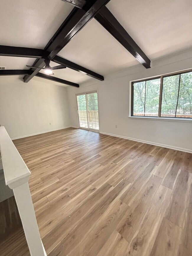 Foto del edificio - Spacious and beautifully updated 4-bedroom...