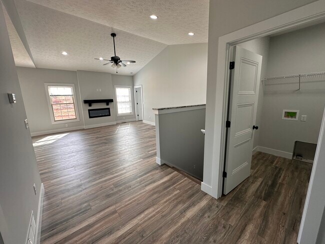 Foto del edificio - 824 Otter Creek Rd