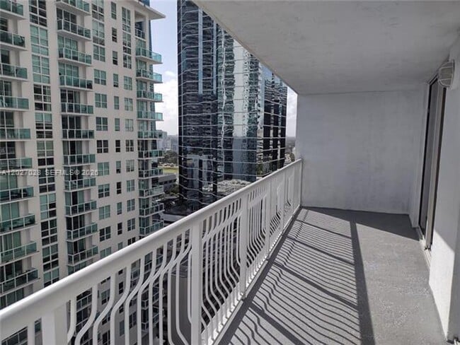 Foto del edificio - 1200 Brickell Bay Dr