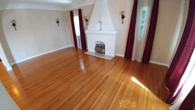 Foto del edificio - Gorgeous and Spacious 3-Bedroom 2-Bath home with Built-In BBQ, Garage, Hardwood Floors & Yard! MO...