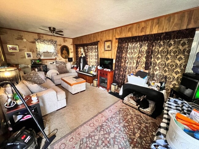 Building Photo - One Bedroom One Bath home available in bea...