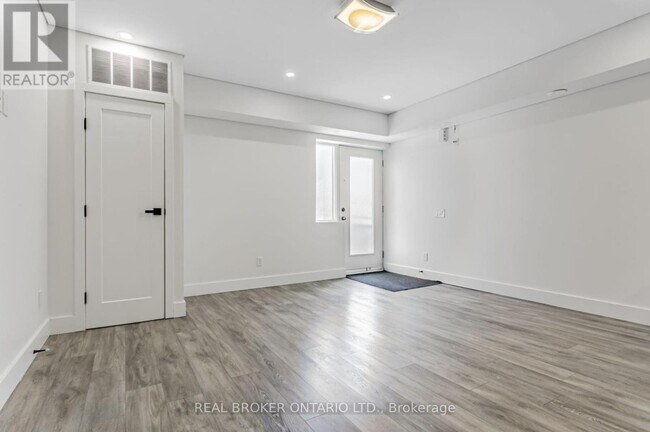 Building Photo - 1088 Avenue Rd