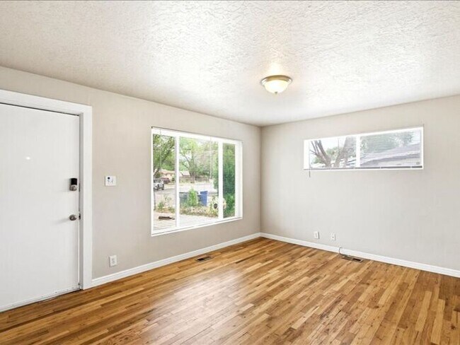 Foto del edificio - Salt Lake-Glendale 3 bed 2 bath home