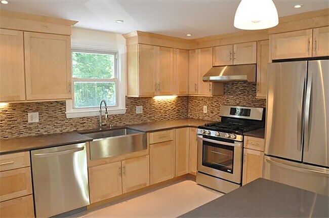 Building Photo - 11 Rockland Pl