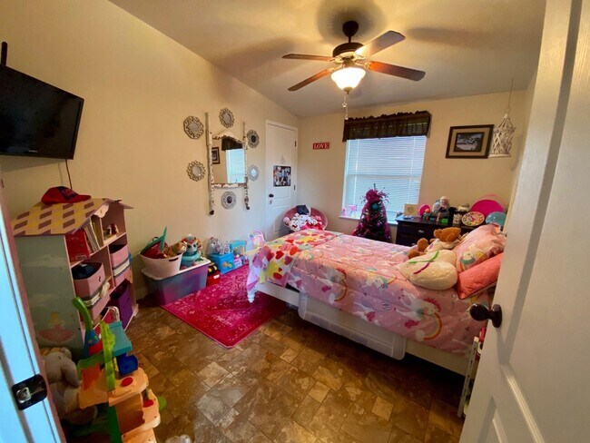 Foto del edificio - Hellgate Elementary School Area - 3 Bed, 2 Bath, Garage and a Fenced Yard