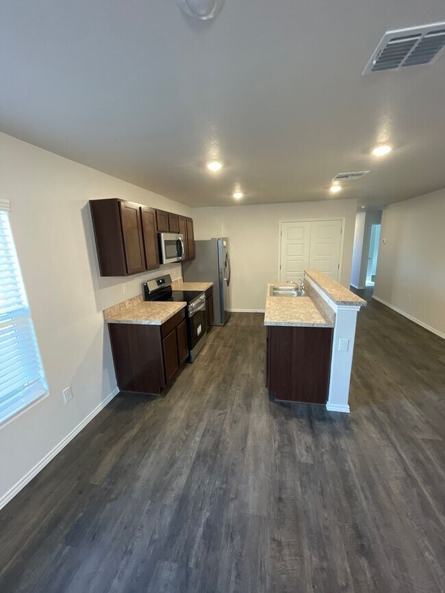 Foto del edificio - *Pre-leasing* Four Bedroom | Two Bath Home in Legend Pond