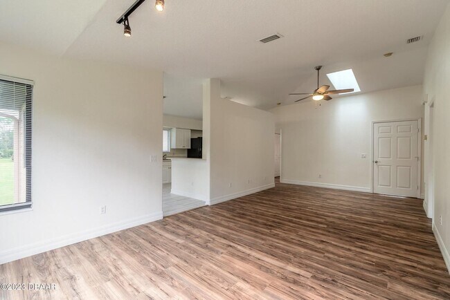 Building Photo - 2 bed 2 bath Townhome for rent